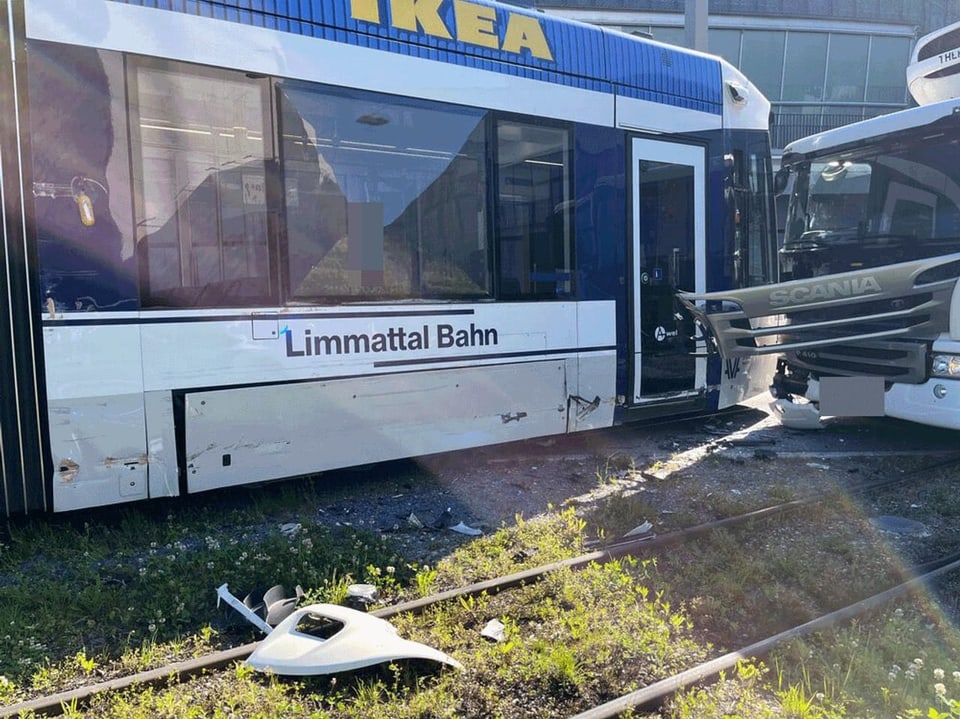 Zug der Limmattalbahn kollidiert mit einem Lastwagen vor einem IKEA-Gebäude.