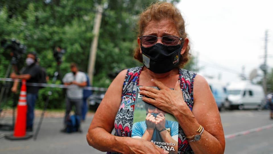 Vor seinem Haus in einem Vorort von Buenos Aires: Mit einer Biographie Maradonas in der Hand trauert diese Frau um den Tod des Idols.