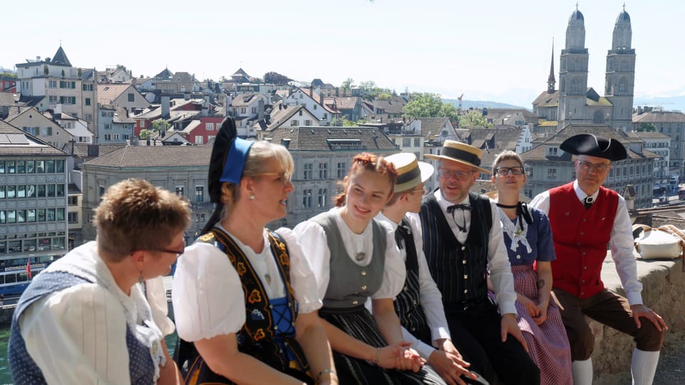 Trachtenleute auf dem Lindenhof mit Aussicht auf die Zürcher Altstadt