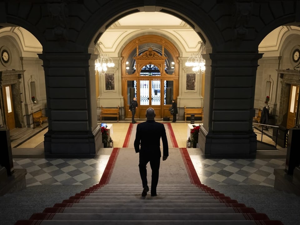 Berset verlässt das Bundeshaus nach seinem letzten Auftritt im Parlament