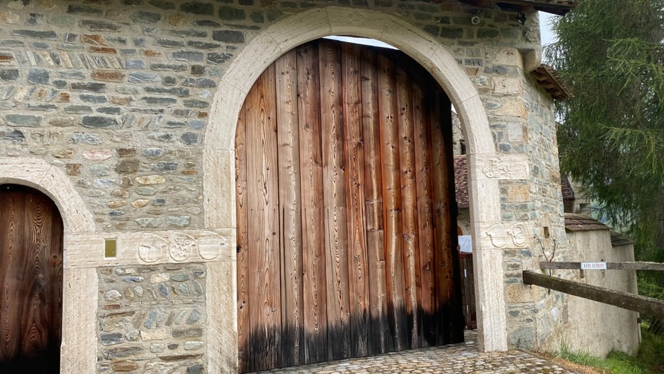 La gronda porta d'entrada dal chastè Haselstein or da lain laresch, Ella ü var 5 meters auta ed entschada d'in artg da crap.