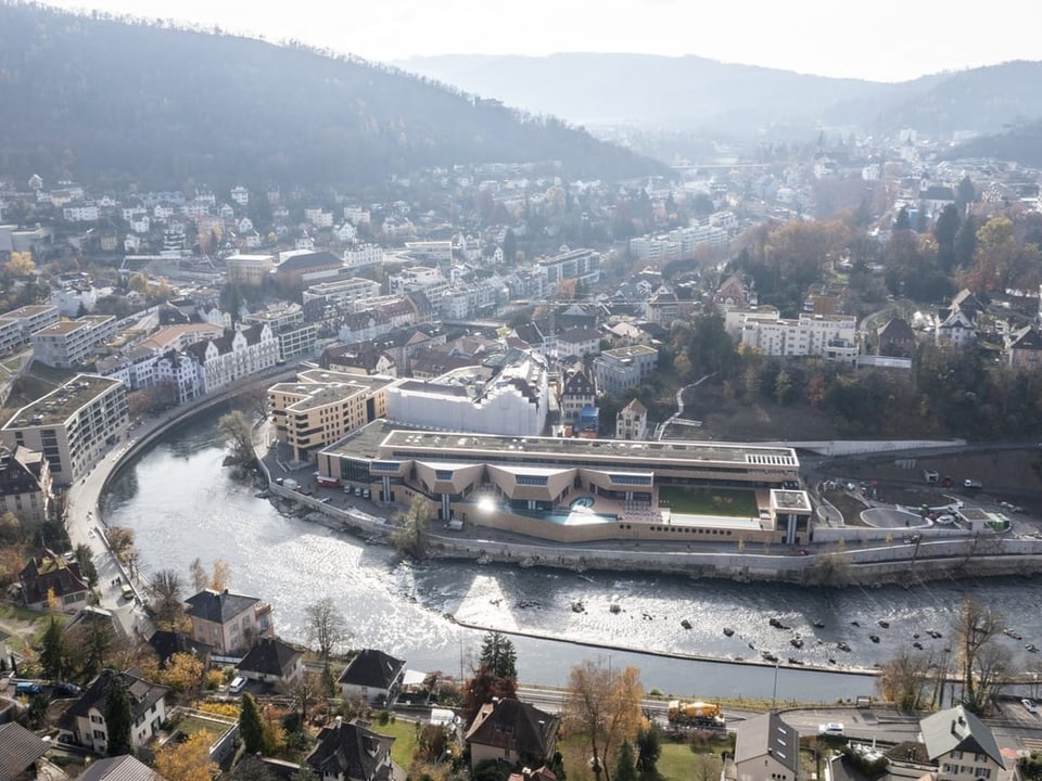 Das Thermalbad aus der Vogelperspektive, davor fliesst die Limmat durch. 