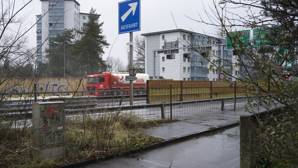 Lärmzone. Häuser nahe an einer Autobahn.