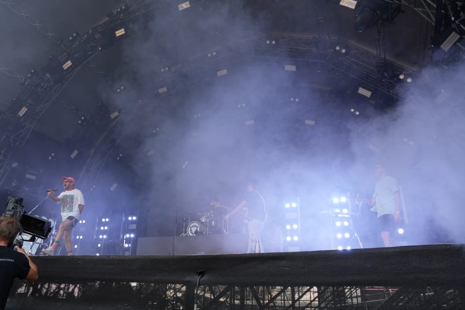 Live-Band auf einer Bühne im Nebel