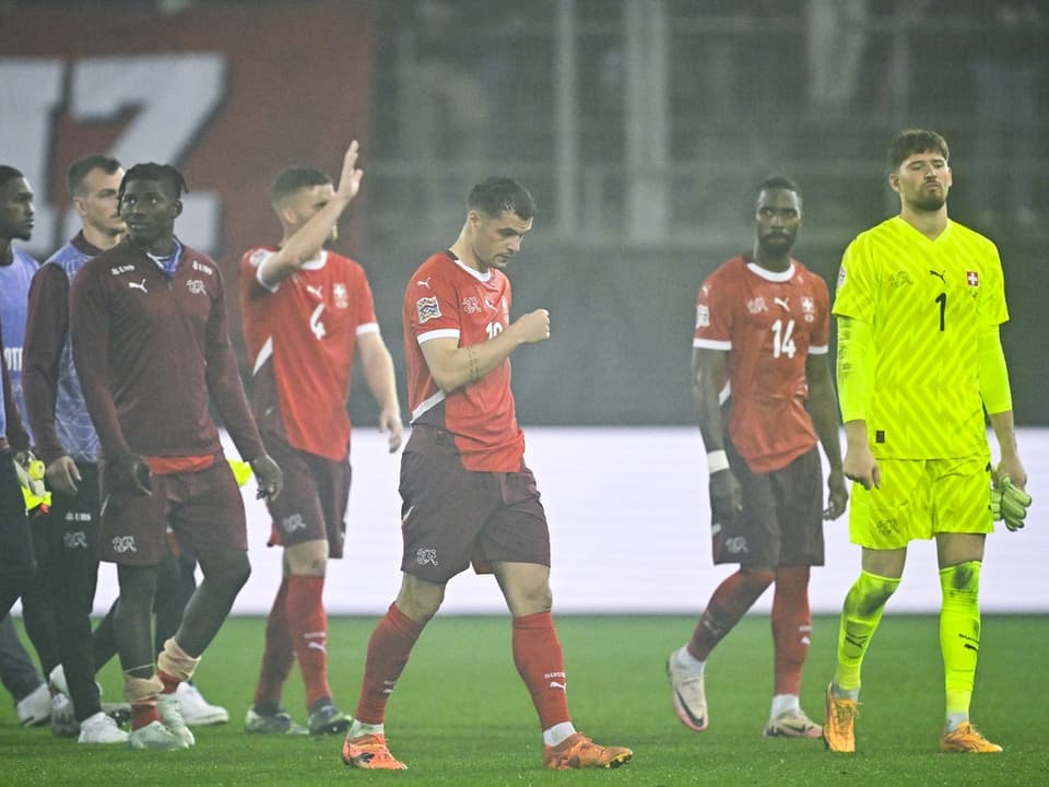 Schweizer Fussballspieler verlassen das Spielfeld.