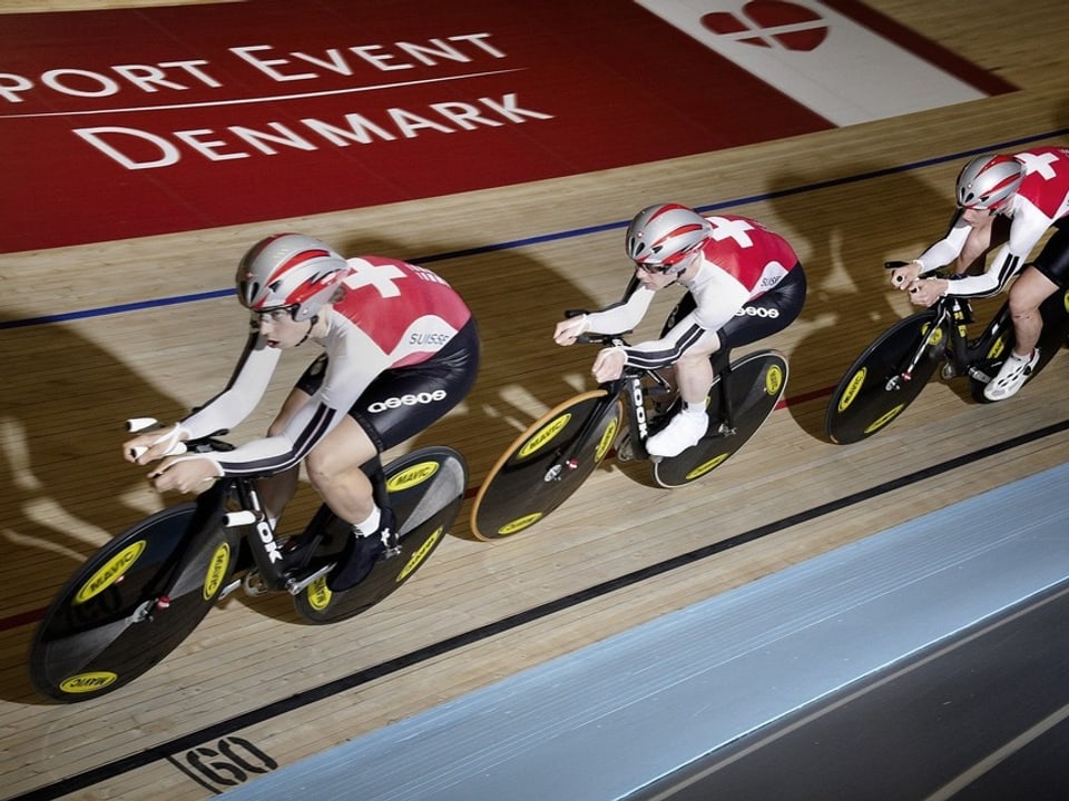 Drei Radfahrer im Velodrom in Dänemark.