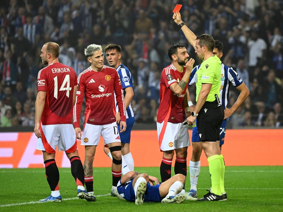 Schiedsrichter zeigt rote Karte im Fussballspiel.