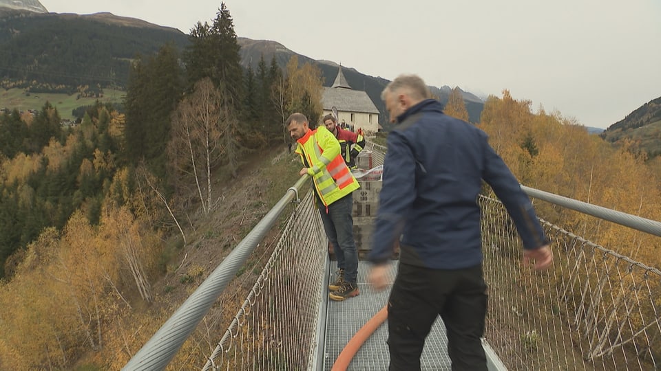 Christian Loretz und Fabian Graber analysieren die Zahlen vom Stresstest der Hängebrücke in Disentis. 