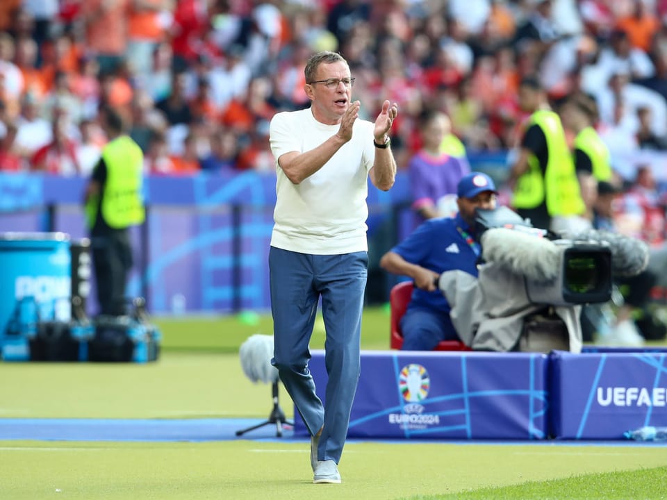 Trainer klatscht an der Seitenlinie bei einem Fussballspiel der UEFA Euro 2024.