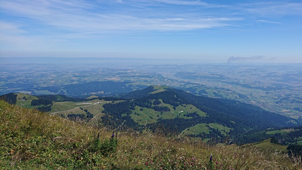 Blick vom Gantrisch ins Flachland. In der trüben Pampe entsteht das Reizgas Ozon.