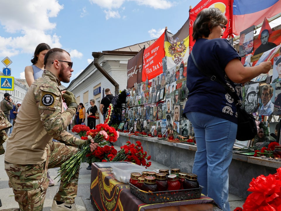 Ein Soldat legt Blumen an der Gedenkstätte nieder