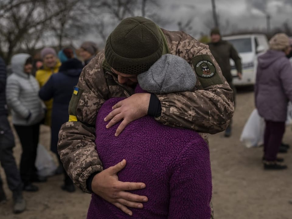 Ein Soldat umarmt eine Frau.