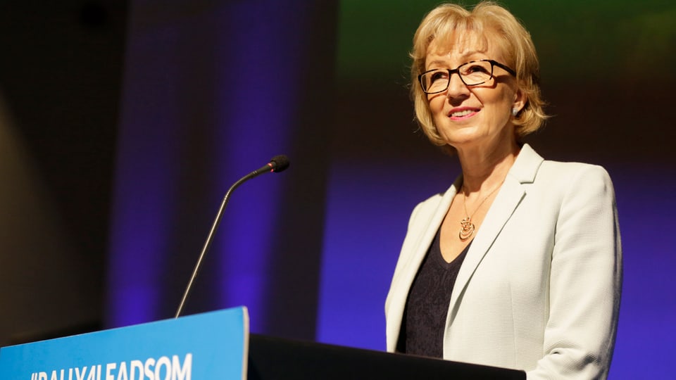 Andrea Leadsom an einem Rednerpult