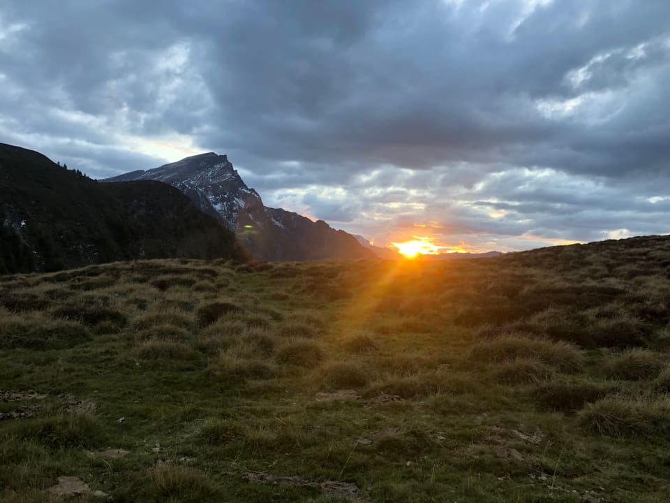 Sonnenuntergang am Schamserberg mit dem Piz Beverin