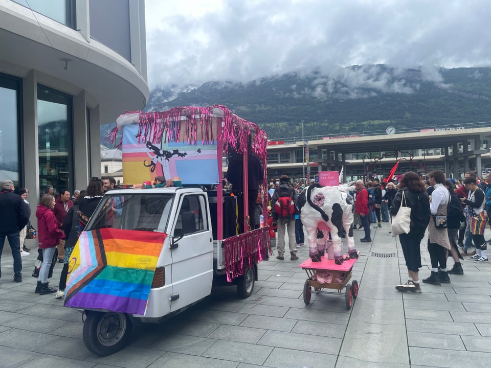 In Chur wird heute die Khur Pride 2024 mit vielen bunten Fahnen gefeiert.