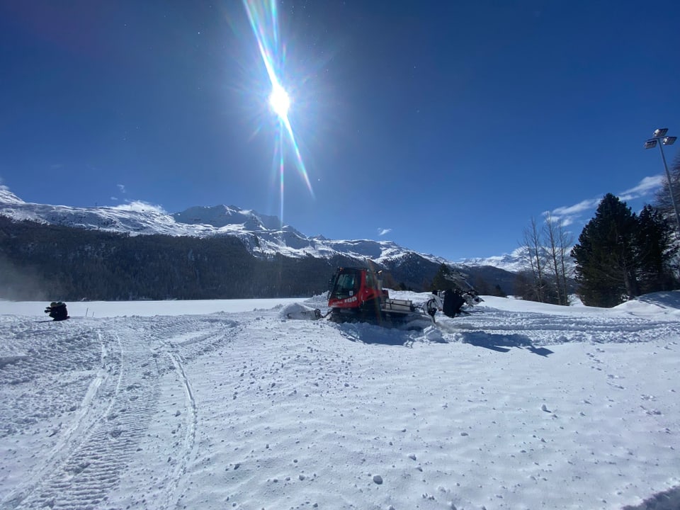 Engadin Skimarathon: Pistenmaschine bei den Vorbereitungen des neuen Starts in Silvaplana.