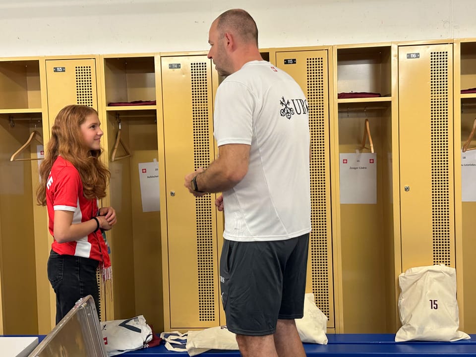 Mädchen und Mann in Sportler-Garderobe