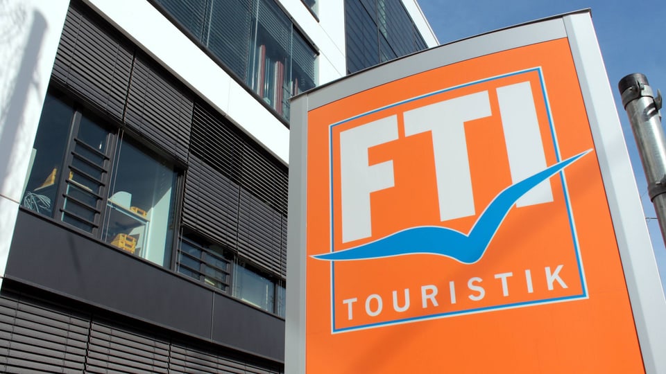 FTI Touristik Schild vor Bürogebäude.