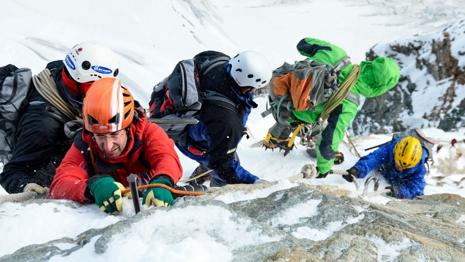 Bergsteiger in Fels und Eis beim gefährlichen Abstieg.