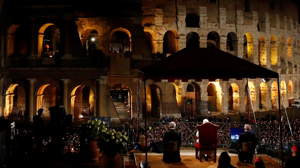 Der Papst vor dem Kolosseum.