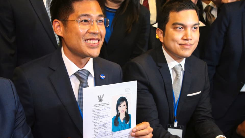 Der Chef der Partei Thai Raksa Chart (links) hält das Antragsformular von Prinzessin Ubolratana für die Parteimitgliedschaft in der Hand.