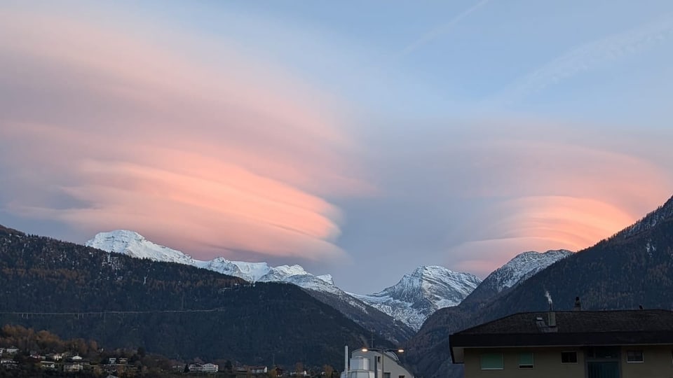 Berge mit rosa Wolken im Sonnenuntergang.