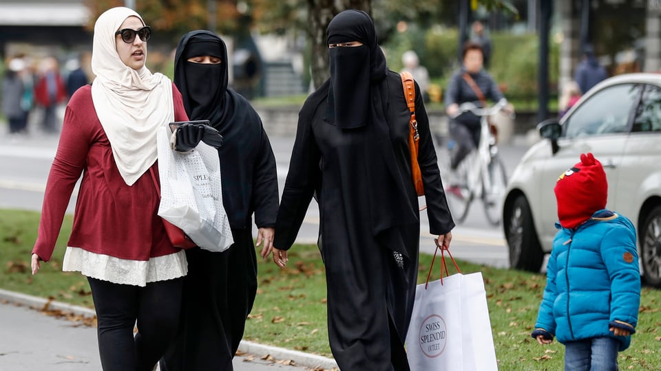 Verhüllte Frauen auf der Strasse.