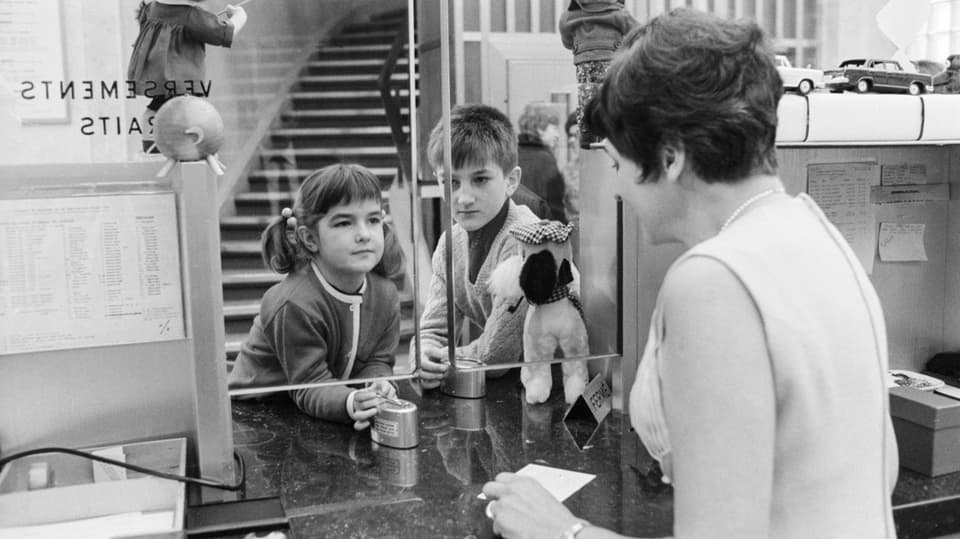 Kinder an einem Bankschalter im Jahr 1967.