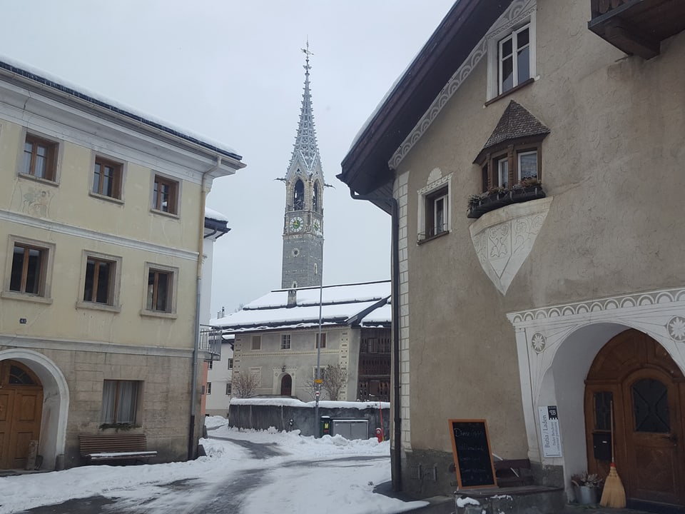 Gebäude im Engadiner Baustil.