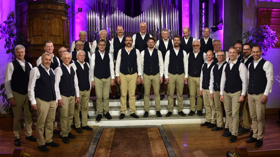 Männerchor Jenins in beigen Hosen, weissem Hemd und blauer Weste.