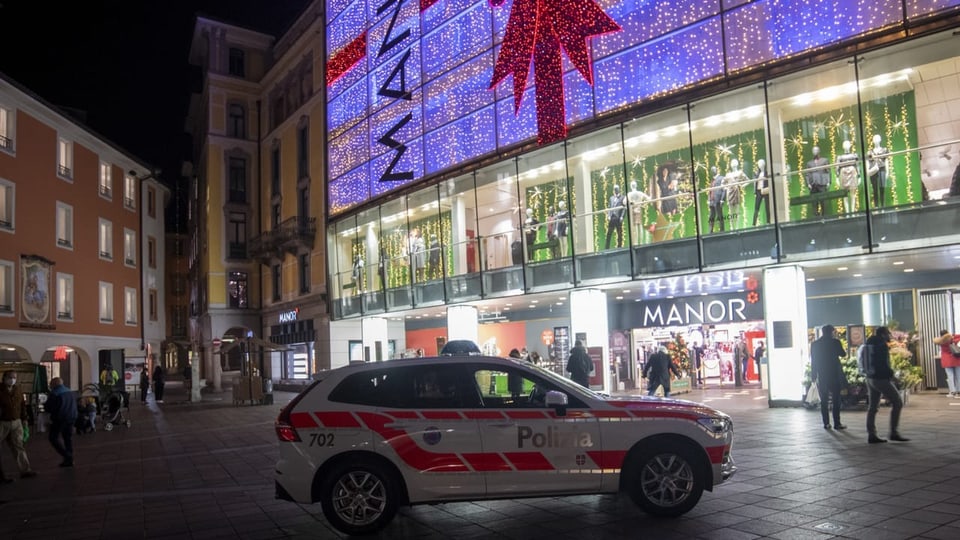 Ein Polizeiauto vor dem Kaufhaus in Lugano.