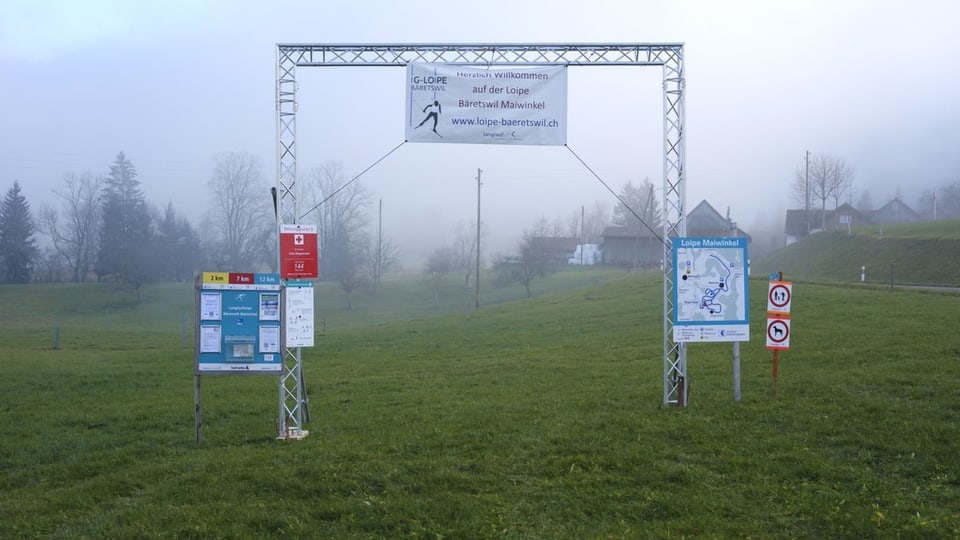 Der Startpunkt der Langlauf Loipe Bäretswil Maiwinkel ist auf der grünen Wiese installiert, am  25. Dezember 2022