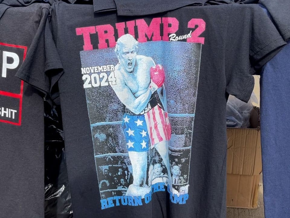 Schwarzes T-Shirt mit Trump als Boxer und Text 'November 2024'.