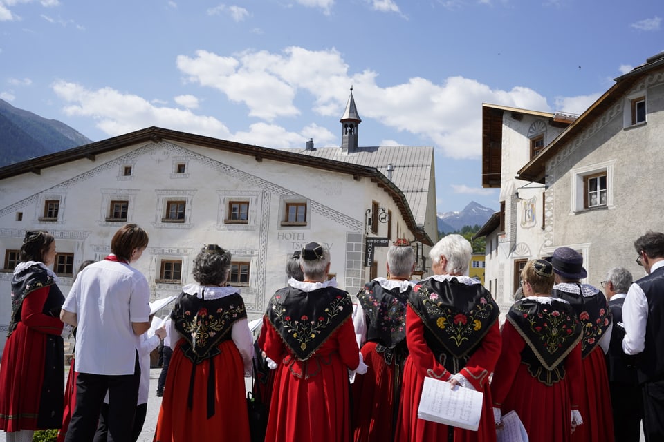 Traditionelle Trachten beim freien Singen auf dem Dorfplatz..