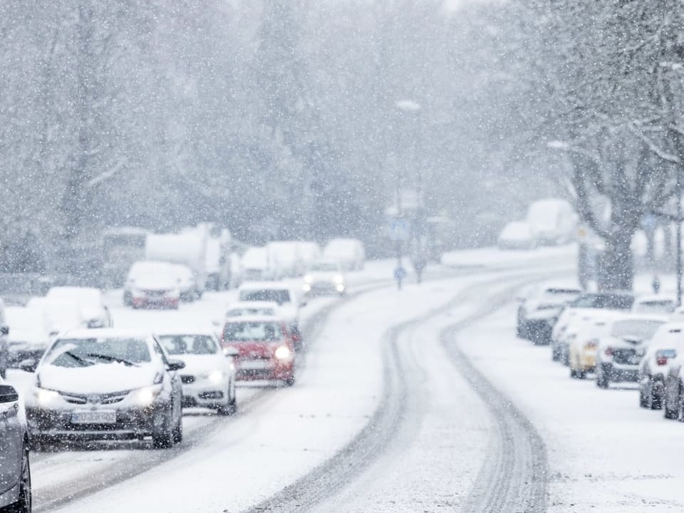 Stockender Autoverkehr im Schneetreiben