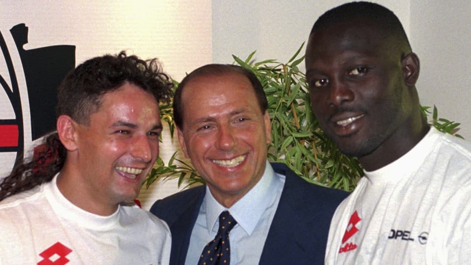 Silvio Berlusconi (Mitte) mit den beiden Neuzugängen Baggio (links) und Weah (rechts).