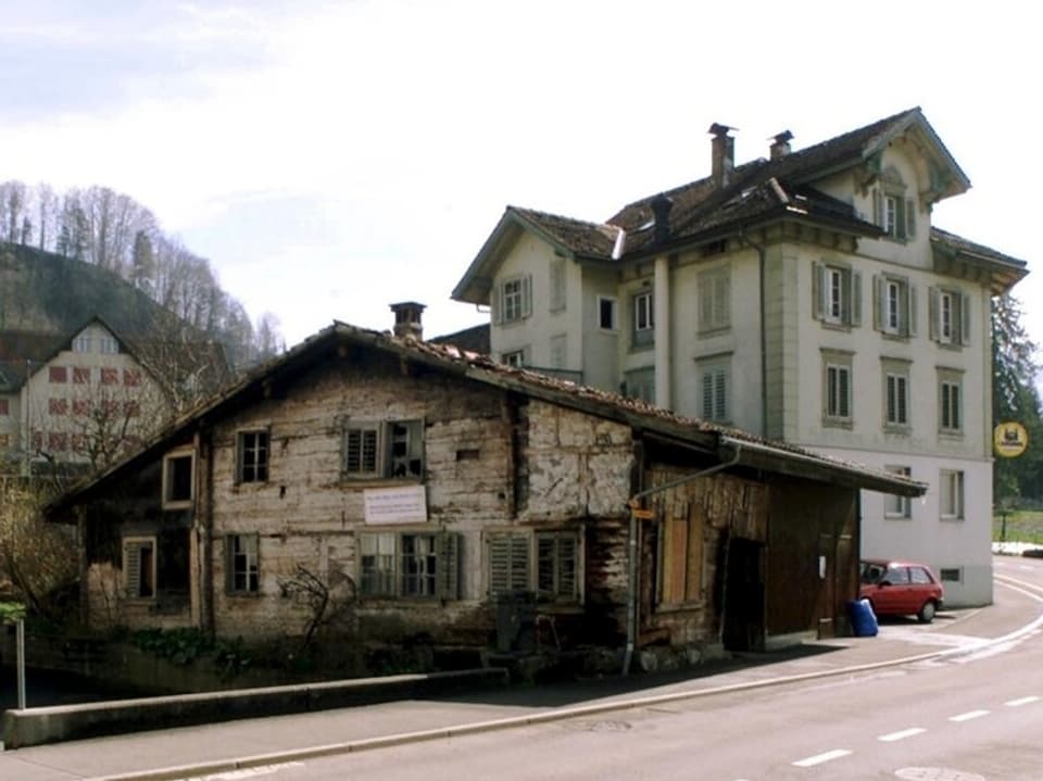 Auf einem Foto ist ein uraltes Holzhaus zu sehen.