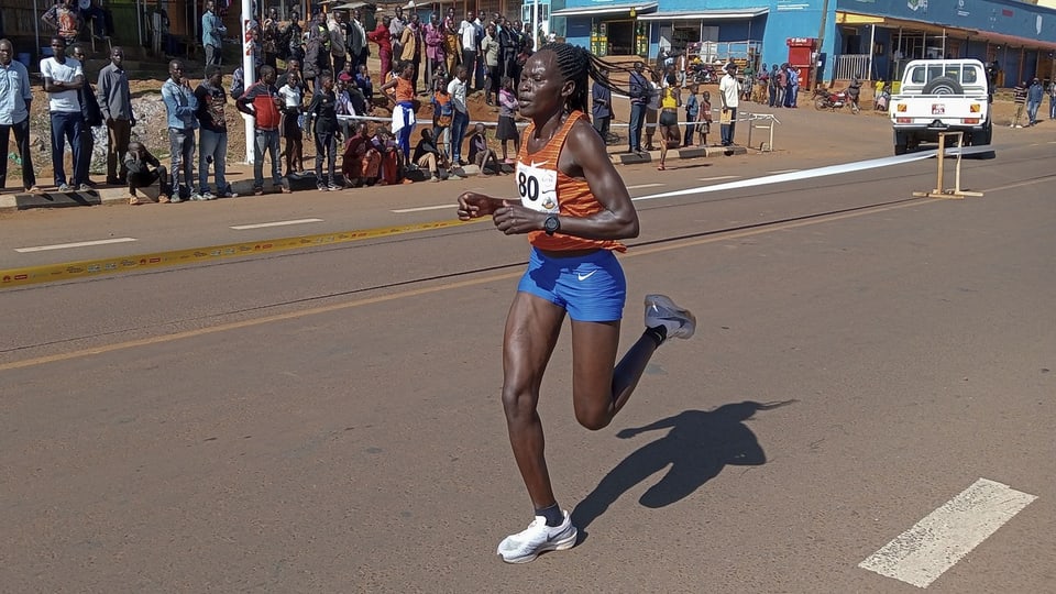 Rebecca Cheptegei beim Discovery 10 km Strassenrennen in Kapchorwa, Uganda, am 20. Januar 2023. Sie trägt die Nummer 80.