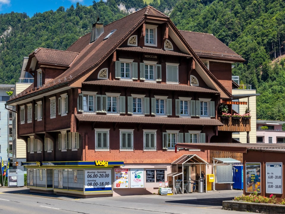 Aussenansicht des Hauses. Ein traditioneller Bau, im Erdgeschoss ein Ladenlokal.