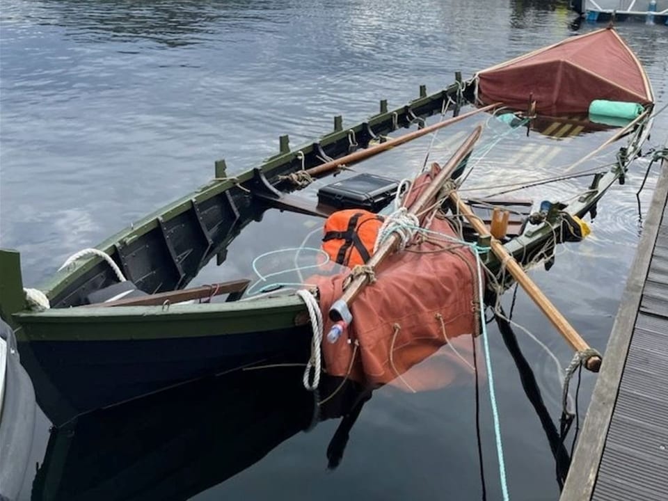 Kleines Ruderboot vertäut am Steg.