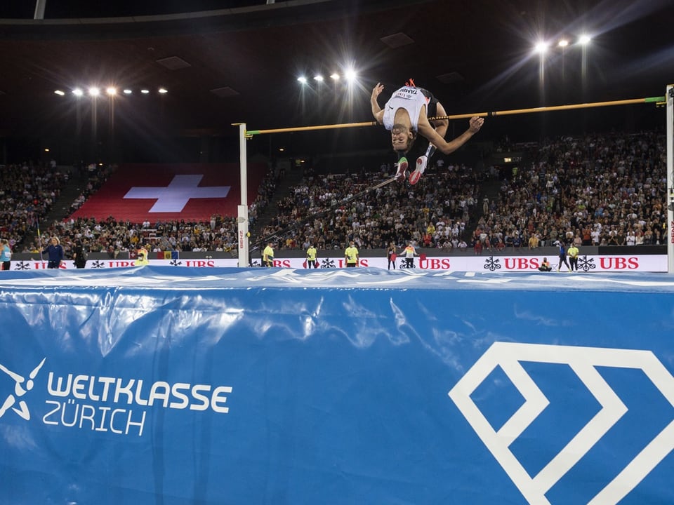 Hochspringer während des Weltklasse Zürich Events in einem Stadion.