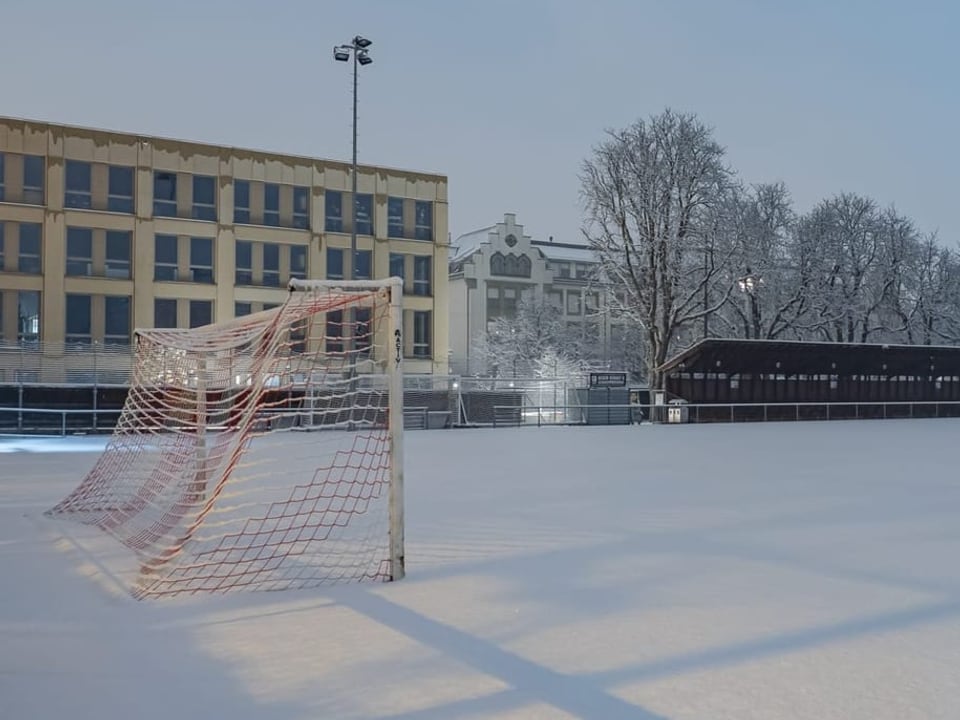 Schnee auf dem Platz.