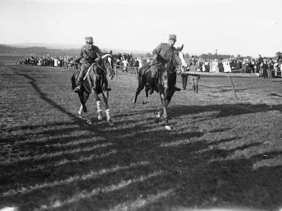 Zwei Armeeangehörige auf Pferden am Pferderennen in Frauenfeld. 