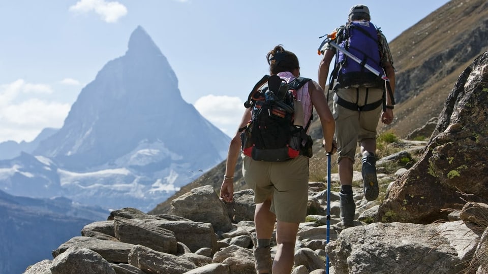 Zwei Alpinisten vor dem Matterhorn