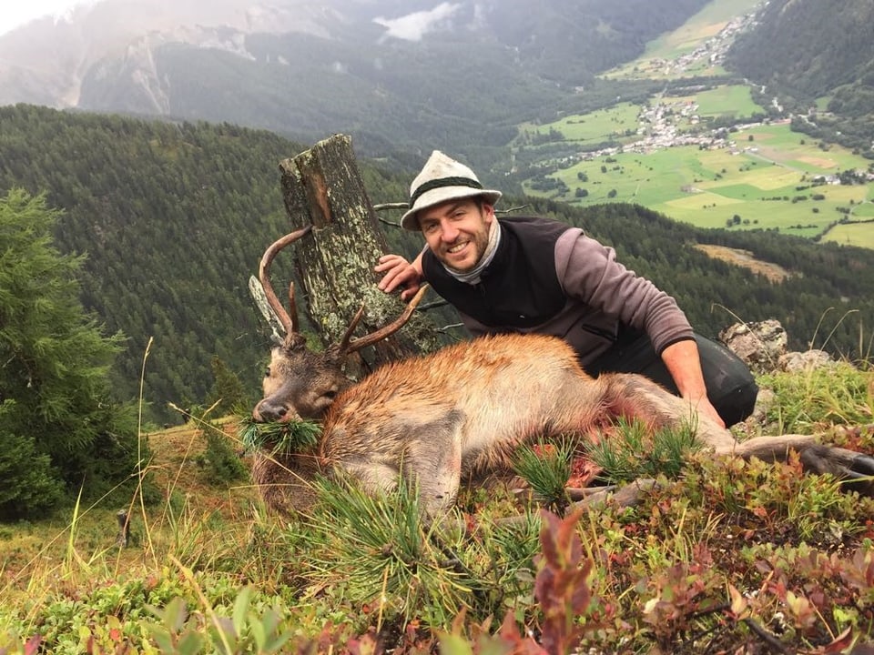 Simone Ruinatscha ed in tschierv da sis.