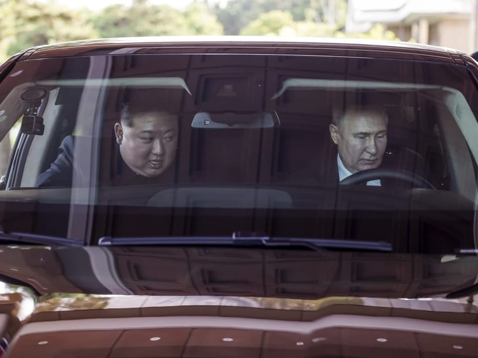 Putin im Auto mit Kim Jong un.