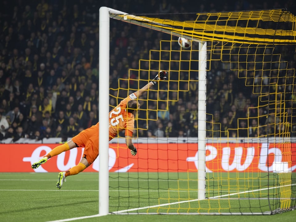 FCZ-Goalie Yanick Brecher streckt sich. Der  Ball fliegt an die Latte