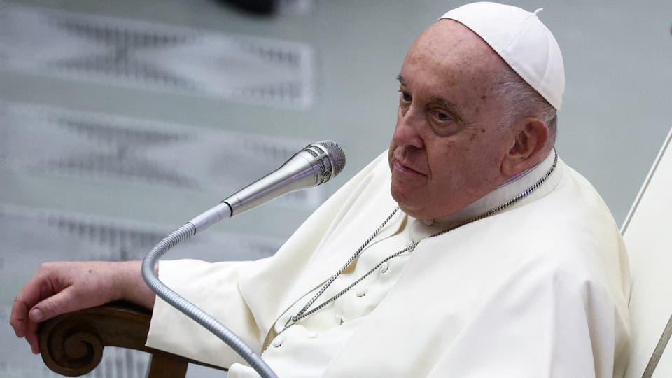 Papst mit Mikrophon