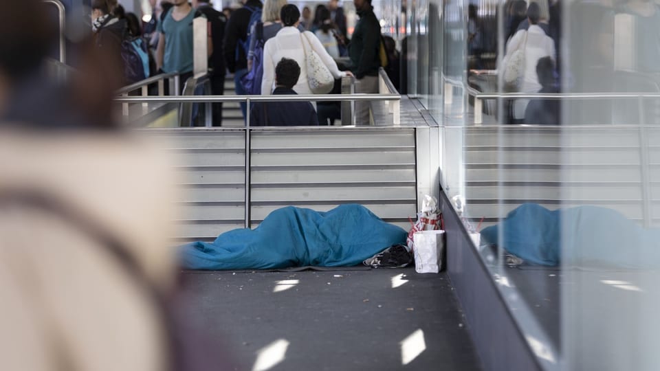 Obdachloser in Zürich schläft am Boden