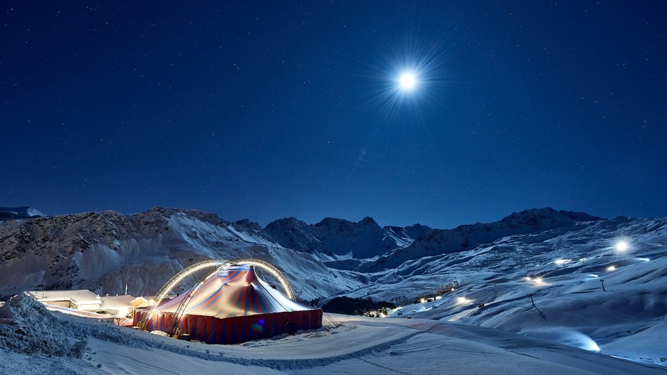 Bild der Berge in Arosa und dem blau/roten Zirkuszelt